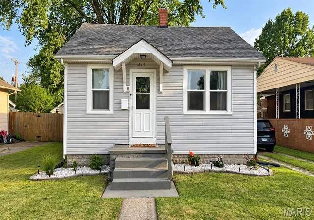 Photo 1 of Single family home for sale at 215 Rohm Pl, Roxana, IL 62084 | MLS# MIS26066821 | Listing updated on 2026-10-27