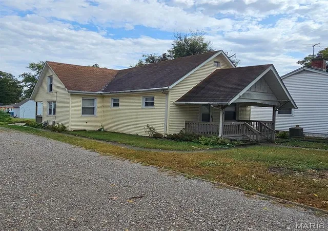 Photo 1 of Single family home for sale at 6 N Smith St, Smithton, IL 62285 | MLS# MIS26066826 | Listing updated on 2026-10-29