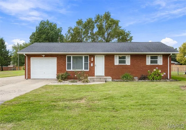 Single family home for sale at 55 Country Pl Ln, Granite City, IL 62040 | MLS# MIS26066828