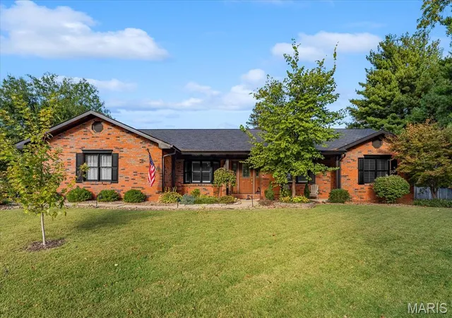 Photo 1 of Sale Pending at 6 Country Maples, Glen Carbon, IL 62034 | MLS# MIS26066833 | Listing updated on 2026-10-21