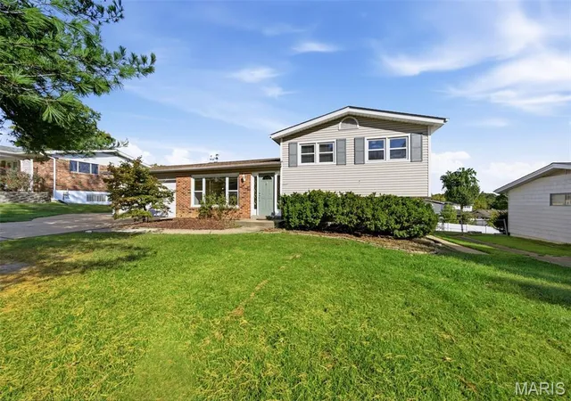 Photo 2 of Single family home for sale at 1207 Fieldhurst Dr, Ballwin, MO 63011 | MLS# MIS26066844 | Listing updated on 2026-10-22