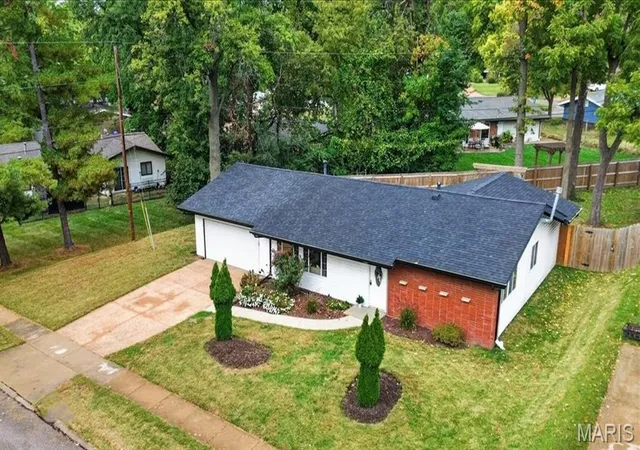 Photo 2 of Sale Pending at 12453 Westport Dr, Saint Louis, MO 63146 | MLS# MIS26066852 | Listing updated on 2026-10-27