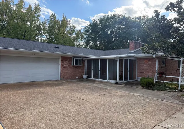 Photo 3 of Single family home for sale at 6945 Lakeside Hills Dr, Florissant, MO 63033 | MLS# MIS26066864 | Listing updated on 2026-10-28