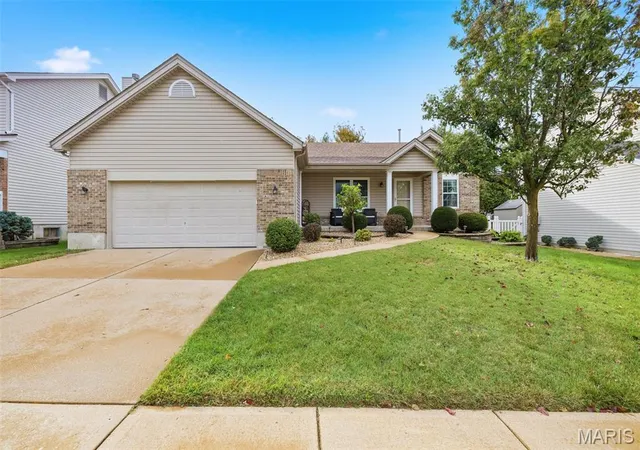 Photo 2 of Single family home for sale at 1669 Summit Ter Ct, Fenton, MO 63026 | MLS# MIS26066865 | Listing updated on 2026-10-21