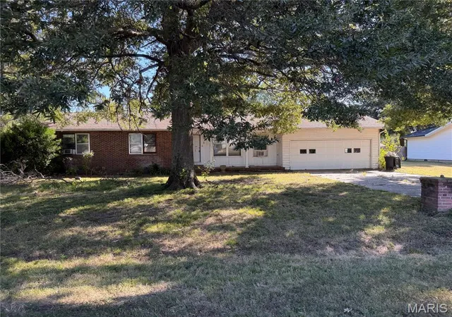 Single family home for sale at 5 Charles Dr, Sikeston, MO 63801 | MLS# MIS26066880