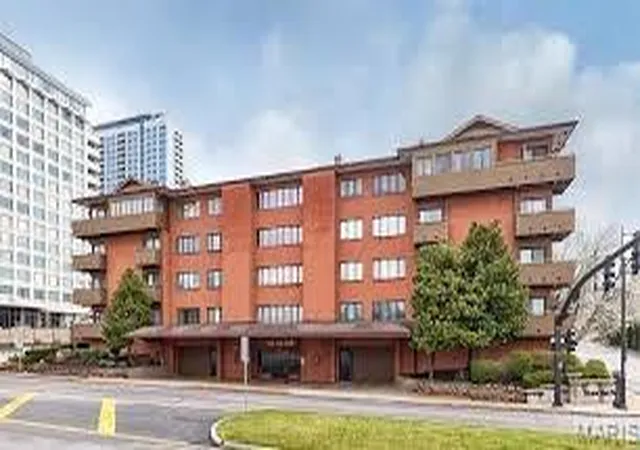 Photo 2 of Condo for sale at 250 S Brentwood Blvd #2E, Saint Louis, MO 63105 | MLS# MIS26066889 | Listing updated on 2026-10-18