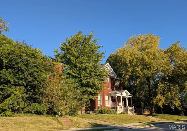 Photo 2 of Single family home for sale at 605 Washington Pl, East Saint Louis, IL 62205 | MLS# MIS26066890 | Listing updated on 2026-10-16