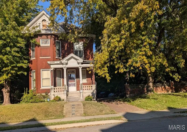 Photo 3 of Single family home for sale at 605 Washington Pl, East Saint Louis, IL 62205 | MLS# MIS26066890 | Listing updated on 2026-10-16
