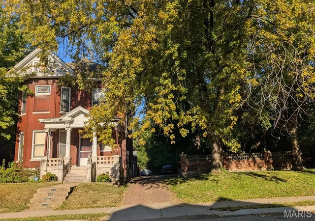 Photo 4 of Single family home for sale at 605 Washington Pl, East Saint Louis, IL 62205 | MLS# MIS26066890 | Listing updated on 2026-10-16