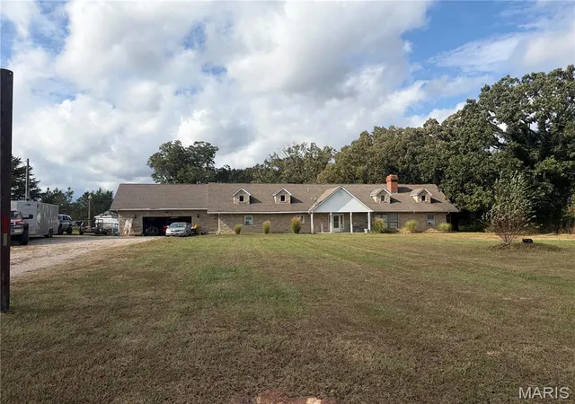 Photo 2 of Single family home for sale at 2707 N Service Rd, St Clair, MO 63077 | MLS# MIS26066899 | Listing updated on 2026-10-20