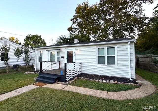 Photo 1 of Single family home for sale at 529 Emmons Ave, Saint Charles, MO 63301 | MLS# MIS26066901 | Listing updated on 2026-10-19