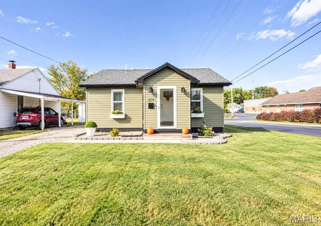 Photo 1 of Single family home for sale at 204 Butcher St, Bethalto, IL 62010 | MLS# MIS26066919 | Listing updated on 2026-10-23
