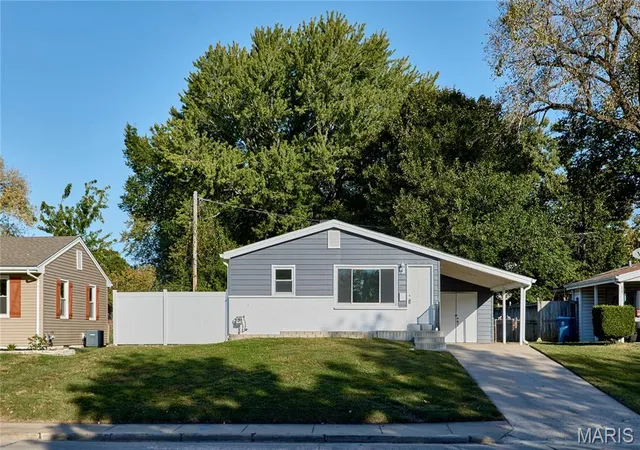 Photo 1 of Sale Pending at 225 N Duchesne Dr, Saint Charles, MO 63301 | MLS# MIS26066935 | Listing updated on 2026-10-23