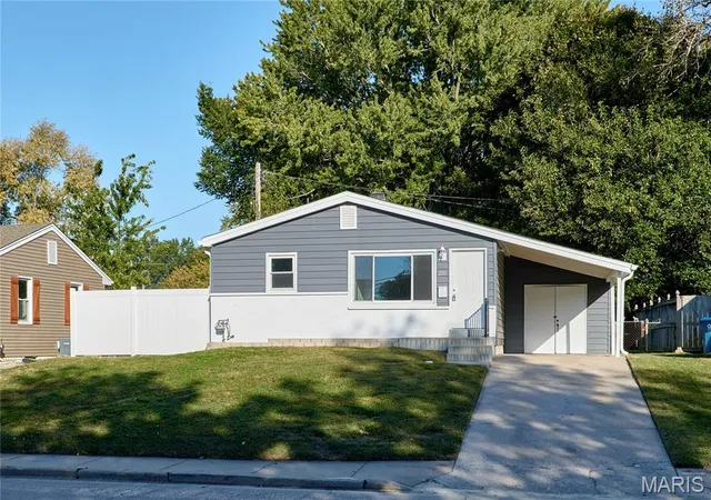 Photo 1 of Sale Pending at 225 N Duchesne Dr, Saint Charles, MO 63301 | MLS# MIS26066935 | Listing updated on 2026-10-23