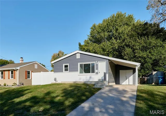 Photo 2 of Sale Pending at 225 N Duchesne Dr, Saint Charles, MO 63301 | MLS# MIS26066935 | Listing updated on 2026-10-23
