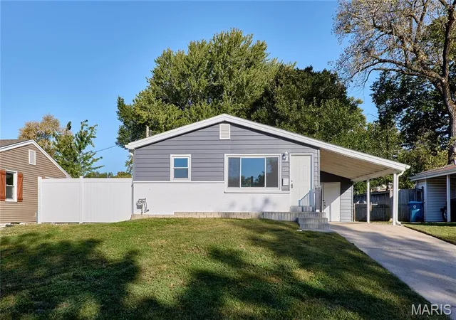 Photo 3 of Sale Pending at 225 N Duchesne Dr, Saint Charles, MO 63301 | MLS# MIS26066935 | Listing updated on 2026-10-23