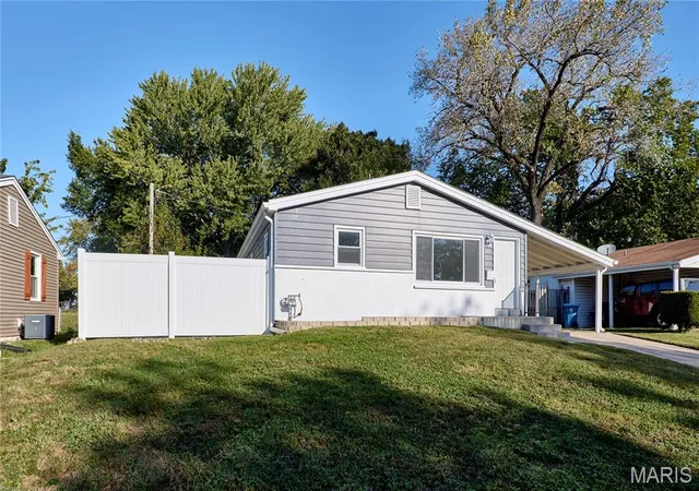 Photo 4 of Sale Pending at 225 N Duchesne Dr, Saint Charles, MO 63301 | MLS# MIS26066935 | Listing updated on 2026-10-23