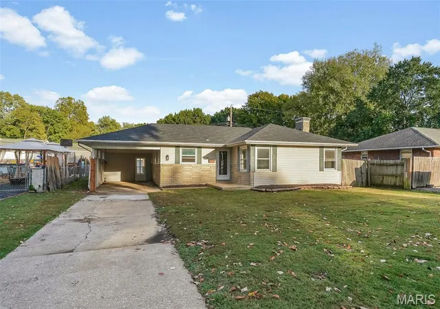 Single family home for sale at 839 Amherst Dr, East Alton, IL 62024 | MLS# MIS26066939
