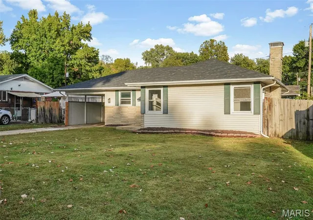 Photo 2 of Single family home for sale at 839 Amherst Dr, East Alton, IL 62024 | MLS# MIS26066939 | Listing updated on 2026-10-20