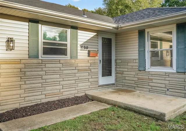Photo 3 of Single family home for sale at 839 Amherst Dr, East Alton, IL 62024 | MLS# MIS26066939 | Listing updated on 2026-10-20