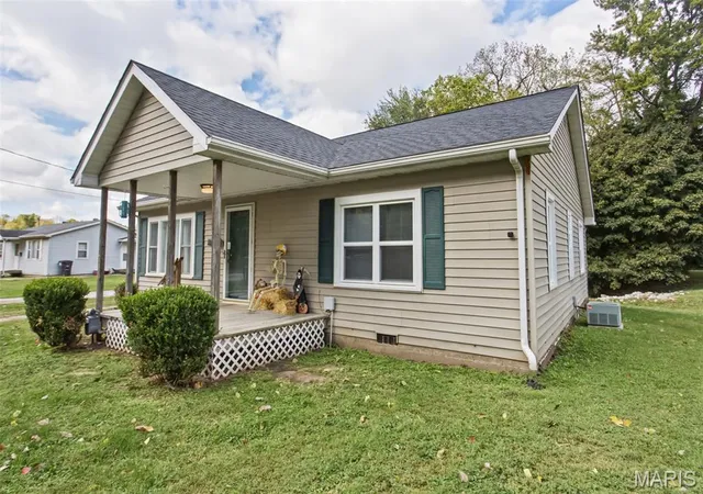 Photo 1 of Single family home for sale at 663 Wood River Ave, Cottage Hills, IL 62018 | MLS# MIS26066954 | Listing updated on 2026-10-22