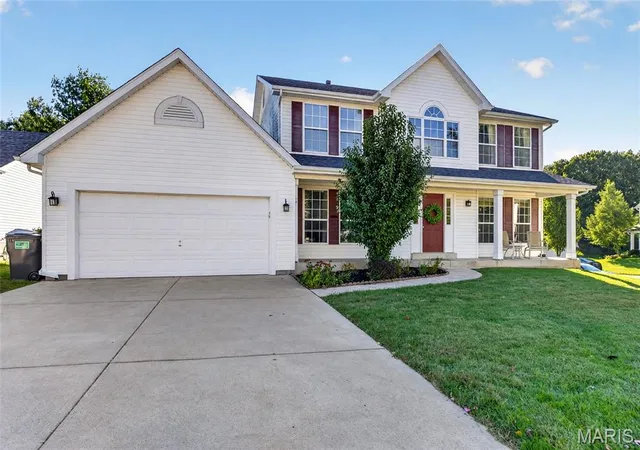 Photo 2 of Sale Pending at 2 Summerfield Pkwy Ct, Saint Charles, MO 63304 | MLS# MIS26066956 | Listing updated on 2026-10-20