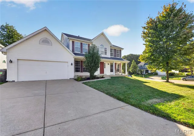 Photo 3 of Sale Pending at 2 Summerfield Pkwy Ct, Saint Charles, MO 63304 | MLS# MIS26066956 | Listing updated on 2026-10-20