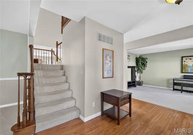 Photo 4 of Sale Pending at 2 Summerfield Pkwy Ct, Saint Charles, MO 63304 | MLS# MIS26066956 | Listing updated on 2026-10-20