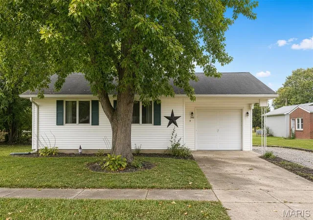 Photo 1 of Single family home for sale at 305 W 4th South St, Mount Olive, IL 62069 | MLS# MIS26066963 | Listing updated on 2026-10-20