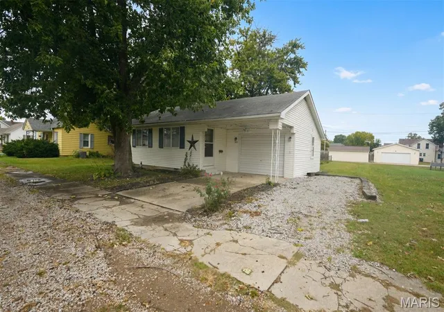 Photo 2 of Single family home for sale at 305 W 4th South St, Mount Olive, IL 62069 | MLS# MIS26066963 | Listing updated on 2026-10-20