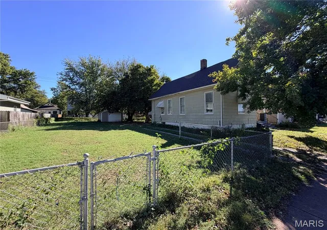 Photo 3 of Single family home for sale at 2226 Adams St, Granite City, IL 62040 | MLS# MIS26066984 | Listing updated on 2026-10-18