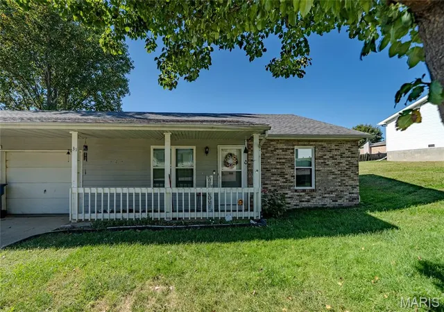 Photo 2 of Single family home for sale at 31 Christine Dr, Belleville, IL 62221 | MLS# MIS26066986 | Listing updated on 2026-10-22