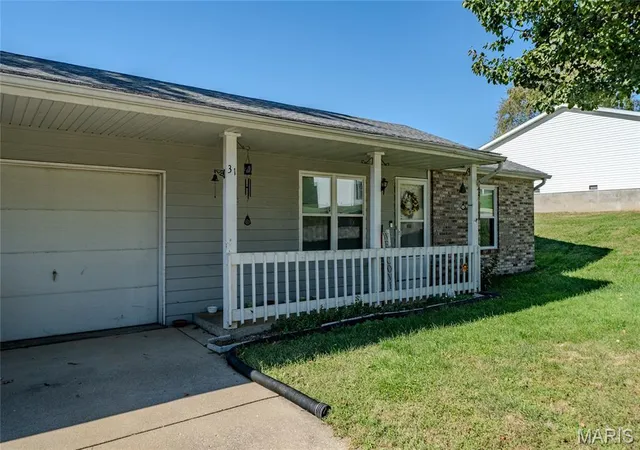 Photo 3 of Single family home for sale at 31 Christine Dr, Belleville, IL 62221 | MLS# MIS26066986 | Listing updated on 2026-10-22