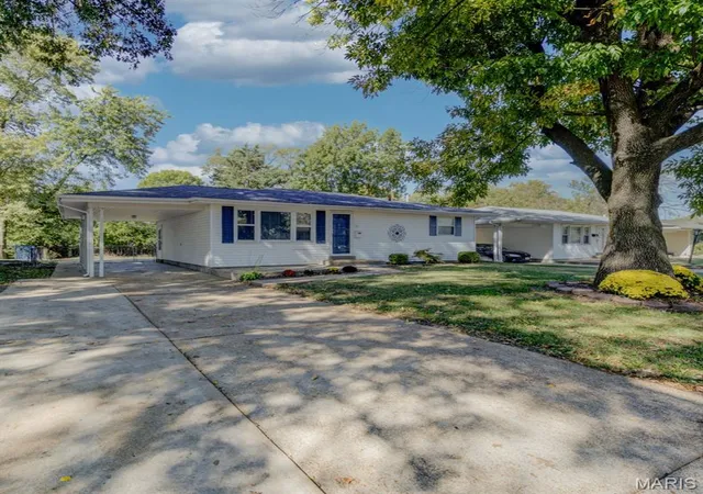 Photo 1 of Single family home for sale at 23 Manor Dr, Florissant, MO 63031 | MLS# MIS26067002 | Listing updated on 2026-10-21