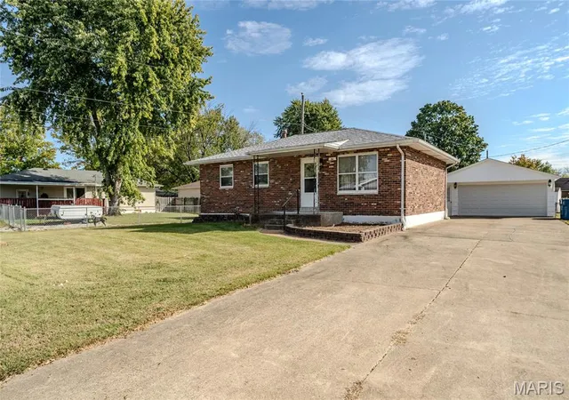 Photo 2 of Single family home for sale at 1 Violet Ave, Granite City, IL 62040 | MLS# MIS26067008 | Listing updated on 2026-10-27