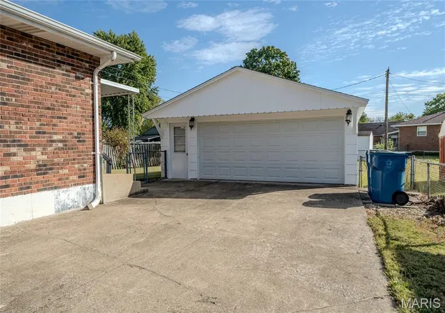 Photo 3 of Single family home for sale at 1 Violet Ave, Granite City, IL 62040 | MLS# MIS26067008 | Listing updated on 2026-10-27