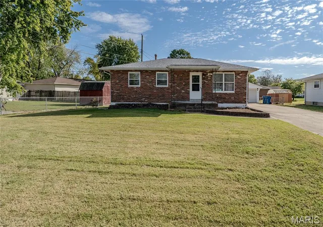 Photo 3 of Single family home for sale at 1 Violet Ave, Granite City, IL 62040 | MLS# MIS26067008 | Listing updated on 2026-10-27