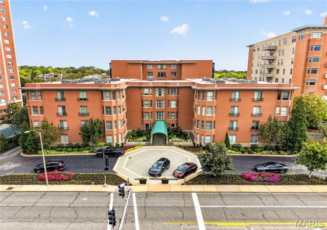 Photo 2 of Sale Pending at 750 Hanley #62, Saint Louis, MO 63105 | MLS# MIS26067012 | Listing updated on 2026-10-21