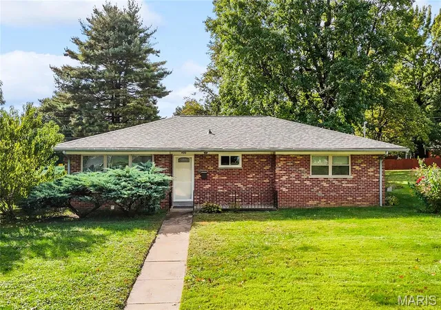 Single family home for sale at 400 Springdale Dr, Belleville, IL 62223 | MLS# MIS26067016