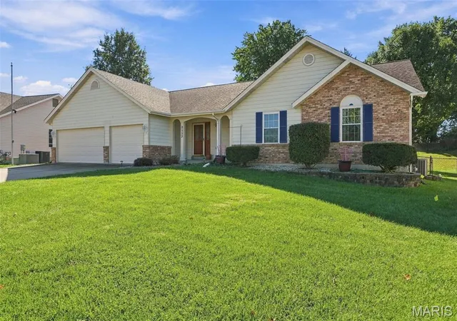 Photo 1 of Single family home for sale at 2153 Autumn Wood Dr, Saint Charles, MO 63303 | MLS# MIS26067047 | Listing updated on 2026-10-26