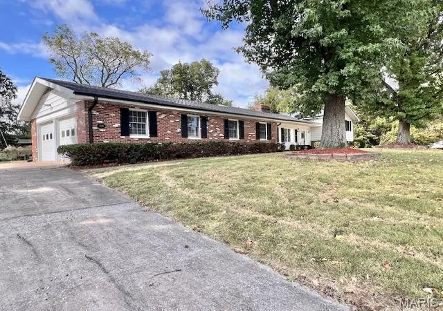 Photo 2 of Single family home for sale at 4904 Paris Dr, Godfrey, IL 62035 | MLS# MIS26067051 | Listing updated on 2026-10-22