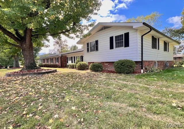Photo 3 of Single family home for sale at 4904 Paris Dr, Godfrey, IL 62035 | MLS# MIS26067051 | Listing updated on 2026-10-22