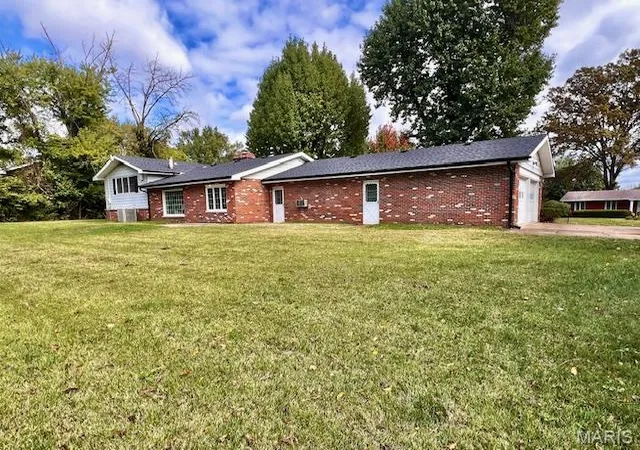 Photo 3 of Single family home for sale at 4904 Paris Dr, Godfrey, IL 62035 | MLS# MIS26067051 | Listing updated on 2026-10-22