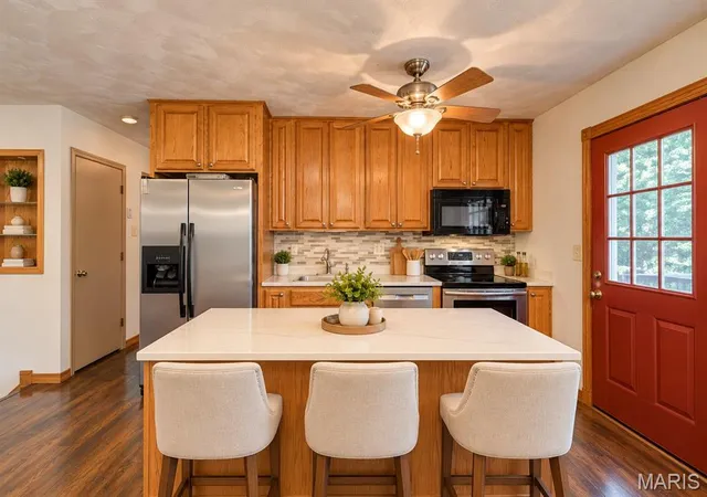 Photo 4 of Sale Pending at 7875 Oak Lawn Pl, Cedar Hill, MO 63016 | MLS# MIS26067053 | Listing updated on 2026-10-24