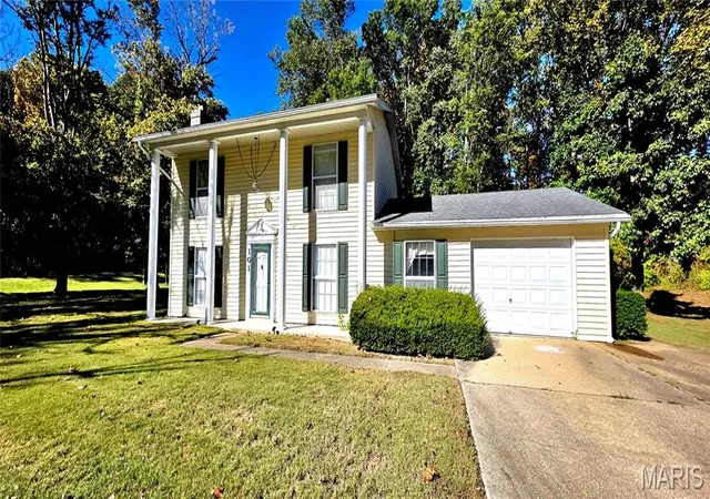 Single family home for sale at 101 Rock Crk Ln, Chester, IL 62233 | MLS# MIS26067054