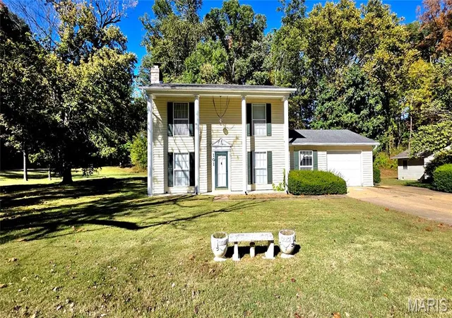 Photo 2 of Single family home for sale at 101 Rock Crk Ln, Chester, IL 62233 | MLS# MIS26067054 | Listing updated on 2026-10-22