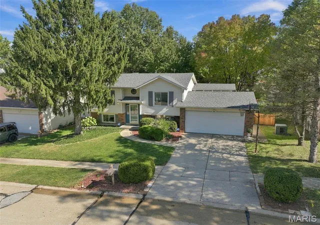 Photo 3 of Single family home for sale at 1056 Driftwood Trails Dr, Florissant, MO 63031 | MLS# MIS26067058 | Listing updated on 2026-10-21
