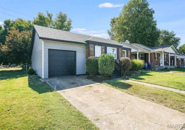 Photo 3 of Single family home for sale at 2668 E 27th Street, Granite City, IL 62040 | MLS# MIS26067063 | Listing updated on 2026-10-23