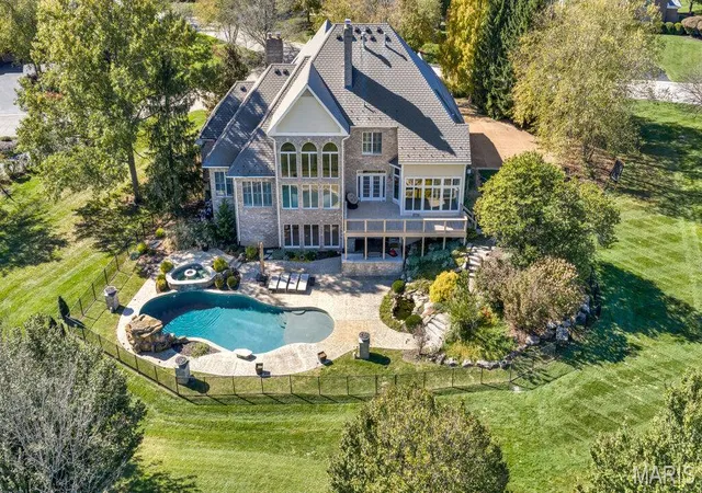 Photo 2 of Mansion for sale at 115 Club Crk Ct, Saint Albans, MO 63073 | MLS# MIS26067065 | Listing updated on 2026-10-26