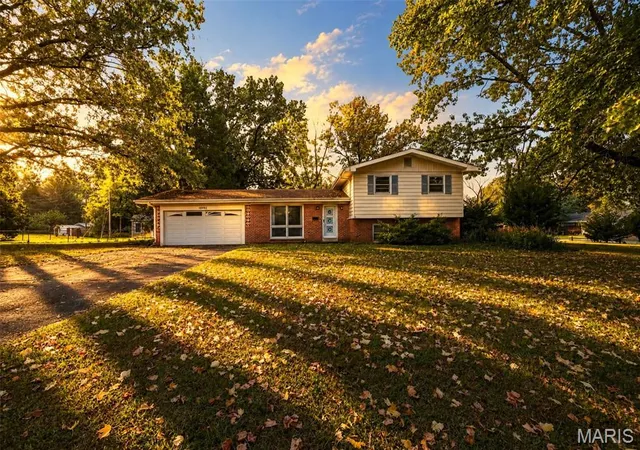 Photo 1 of Single family home for sale at 10942 Ridgecrest Dr, Saint Ann, MO 63074 | MLS# MIS26067067 | Listing updated on 2026-10-22